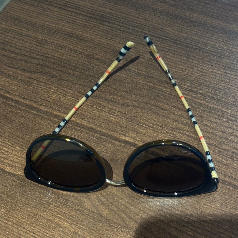 Burberry Willow Polarized Sunglasses - Picture 3 of 6